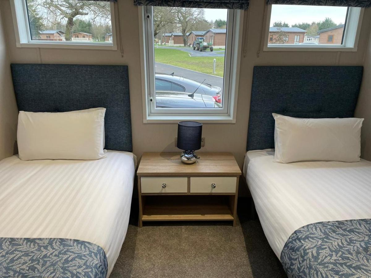 Lotus Lodge With Hot Tub York Exterior foto